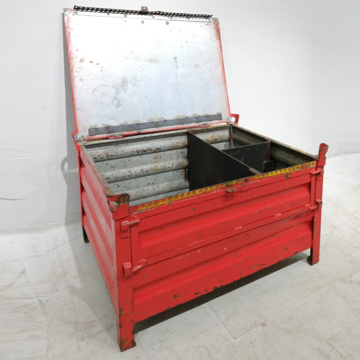 Contenidor de xapa de 99x85x67cm de segona mà en venda a cabauoportunitats.com Balaguer - Lleida - Catalunya