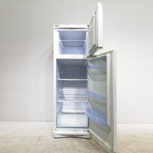 Frigorífico con congelador INDESIT de 174cm de segunda mano en venta en cabauoportunitats.com