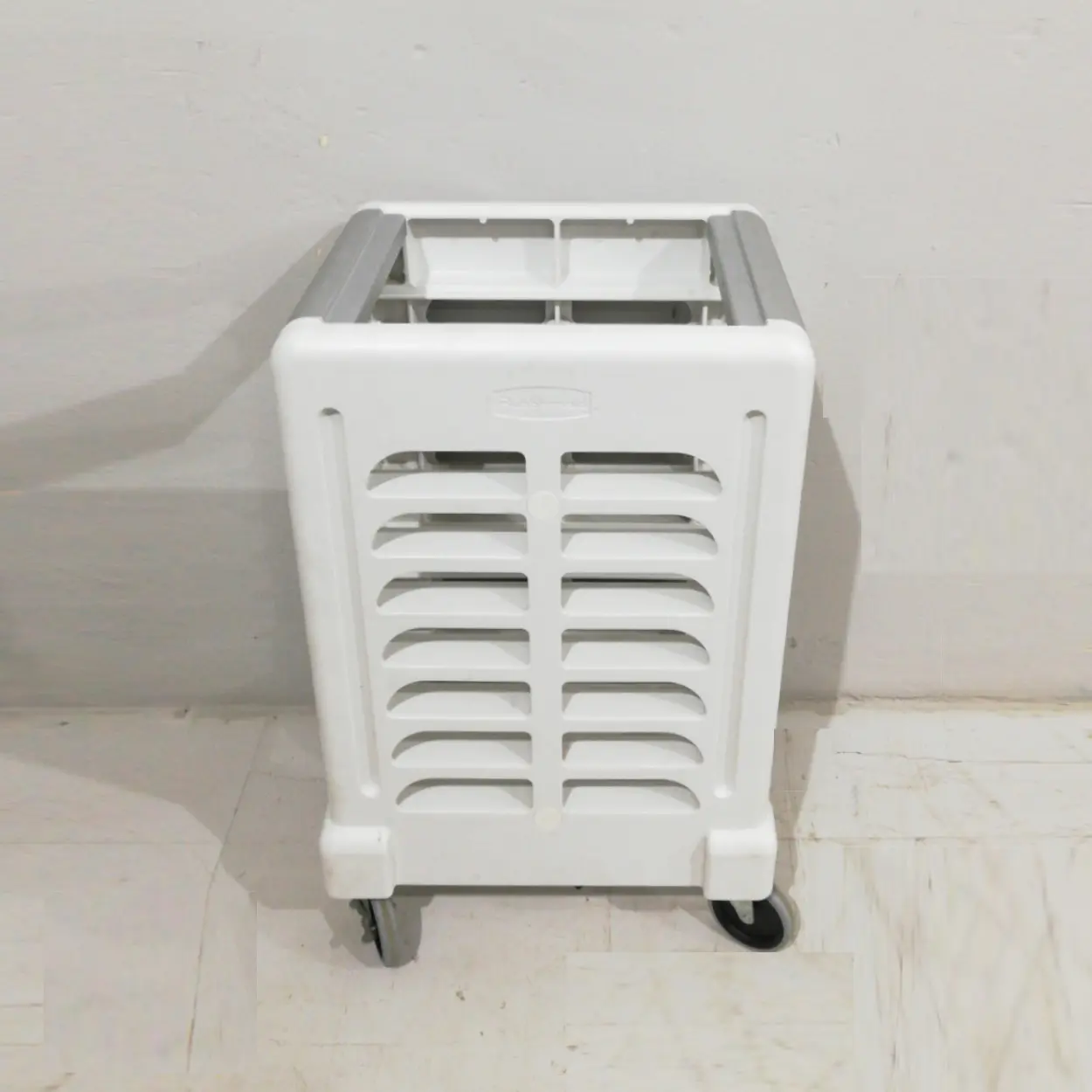 Carro RUBBERMAID MAX SYSTEM 8 bandejas de segunda mano en venta en cabauoportunitats.com
