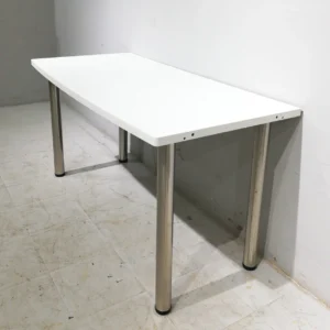 Escriptori blanc amb potes d'inox de 143x69cm de segona mà en venda a cabauoportunitats.com