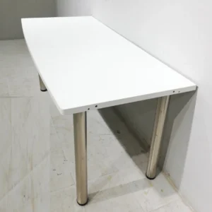 Escriptori blanc amb potes d'inox de 143x69cm de segona mà en venda a cabauoportunitats.com