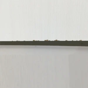 Escriptori blanc amb potes d'inox de 143x69cm de segona mà en venda a cabauoportunitats.com