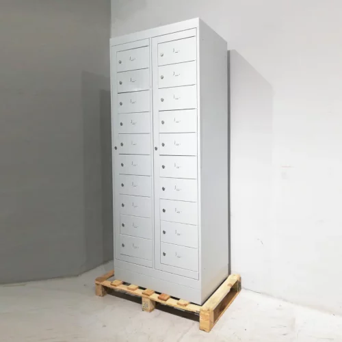 Armario metálico para 20 ordenadores nuevo con tara estética en venta en cabauoportunitats.com