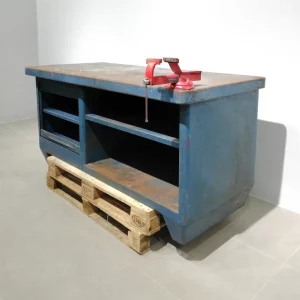 Banc de treball de 176cm de segona mà amb cargol de taula i armari en venda a cabauoportunitats.com Balaguer - Lleida - Catalunya