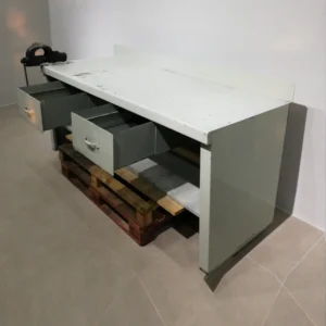 Banc de treball de 201cm de segona mà amb cargol de taula en venda a cabauoportunitats.com Balaguer - Lleida - Catalunya
