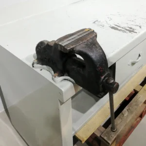 Banc de treball de 201cm de segona mà amb cargol de taula en venda a cabauoportunitats.com Balaguer - Lleida - Catalunya