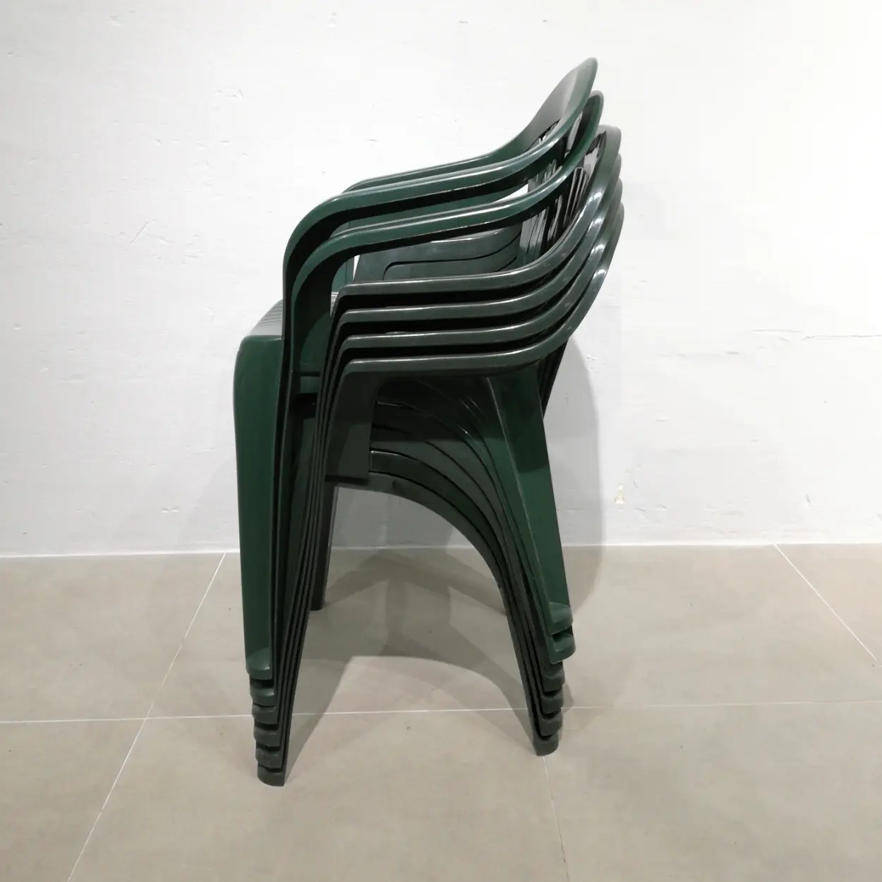 Lot de 2 cadires de terrassa de color verd de segona mà en bon estat a cabauoportunitats.com