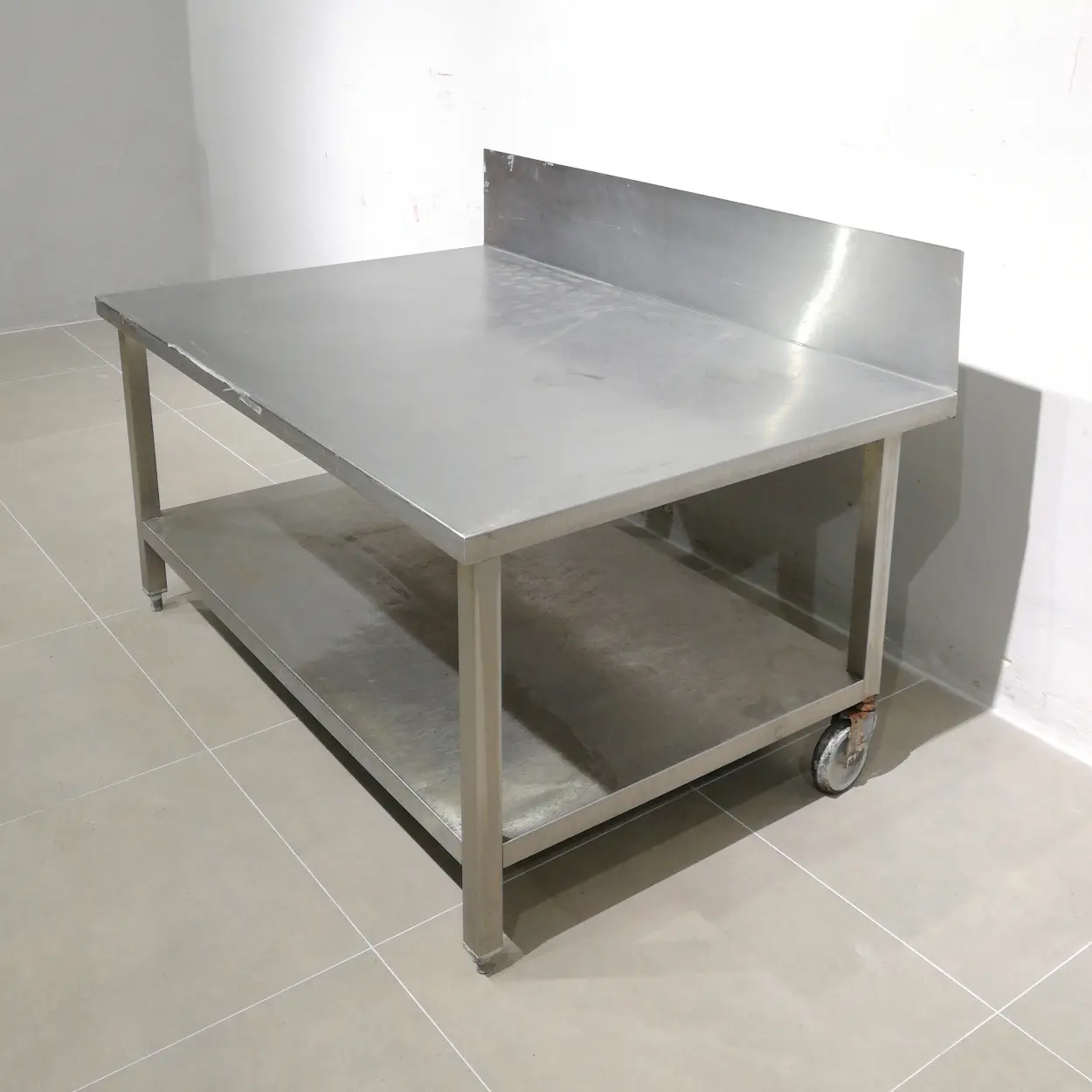 Taula d'acer inoxidable de 140x89cm en venda a cabauoportunitats.com