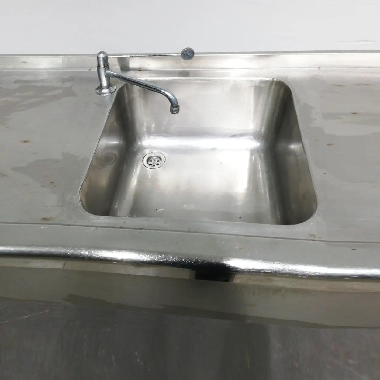 Taula de treball d'inox amb pica de segona mà en venda a cabauoportunitats.com Balaguer - Lleida - Catalunya
