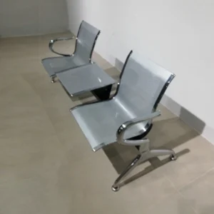 Bancada en molt bon estat de 176x60x77cm i taula 50x43x47cm en venda a cabauoportunitats.com Balaguer - Lleida - Catalunya