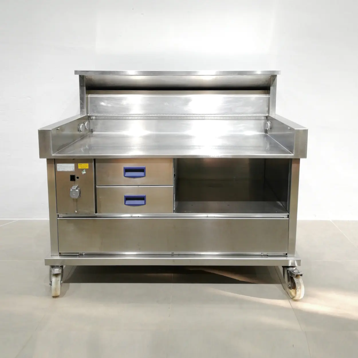Mesa neutra de acero inoxidable con armarios empotrados en venta en cabauoportunitats.com Balaguer - Lleida - Catlaunya