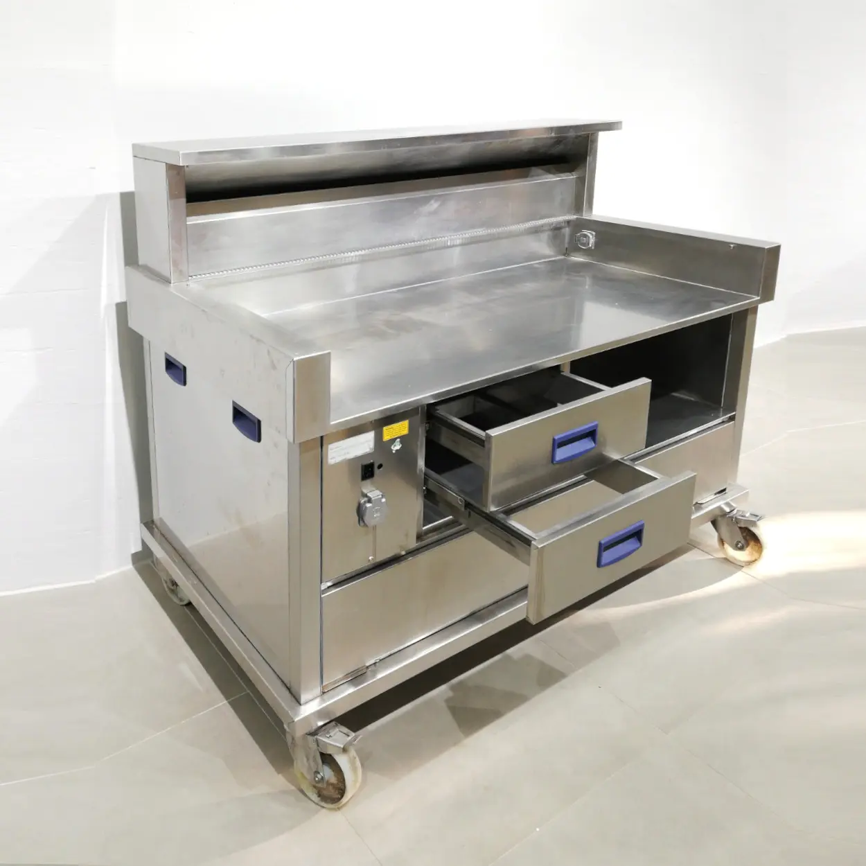 Mesa neutra inox ELECTROLUX DITO 133cm en venta en cabauoportunitats.com