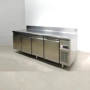 Taula neutra d'acer inoxidable amb armaris de segona mà en venda a cabauoportunitats.com Balaguer - Lleida - Catlaunya