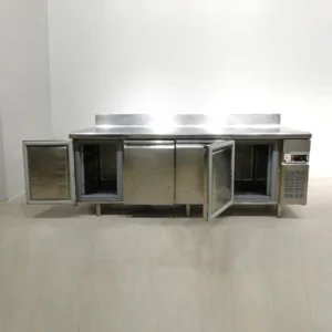 Taula neutra d'acer inoxidable amb armaris de segona mà en venda a cabauoportunitats.com Balaguer - Lleida - Catlaunya