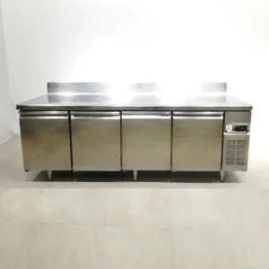 Taula neutra d'acer inoxidable amb armaris de segona mà en venda a cabauoportunitats.com Balaguer - Lleida - Catlaunya
