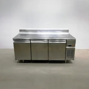 Taula neutra d'acer inoxidable amb armaris de segona mà en venda a cabauoportunitats.com Balaguer - Lleida - Catlaunya