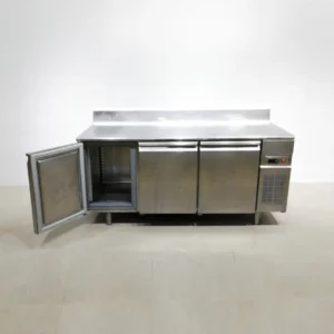 Taula neutra d'acer inoxidable amb armaris de segona mà en venda a cabauoportunitats.com Balaguer - Lleida - Catlaunya
