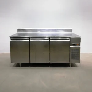 Taula neutra d'acer inoxidable amb armaris de segona mà en venda a cabauoportunitats.com Balaguer - Lleida - Catlaunya