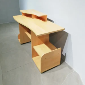 Taula per d'ordenador de 138x65x95 cm de segon amà en venda a cabauoportunitats.com Balaguer - Lleida - Catalunya