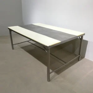Taula d'acer inoxidable i polietilè de segona mà en venda a cabauoportunitats.com