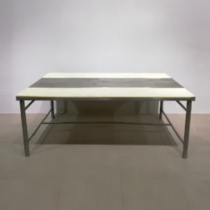 Taula d'acer inoxidable i polietilè de segona mà en venda a cabauoportunitats.com