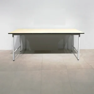Taula de melamina amb peus d'acer de 200x80x80cm
