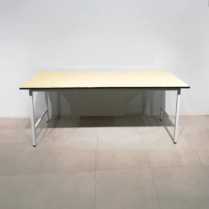 Taula de melamina amb peus d'acer de 200x80x80cm