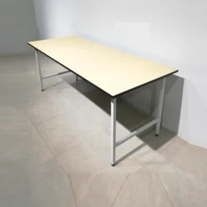 Taula de melamina amb peus d'acer de 200x80x80cm