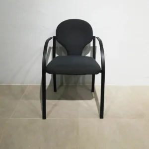 Cadira negre 54x45x91 cm de segona mà en venda a cabauoportunitats.com
