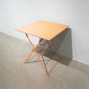 Taula metàl·lic de color carbassa, plegable de segona mà en venda a cabauoportunitats.com