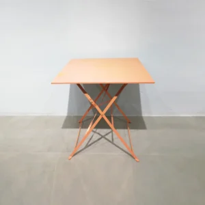 Taula metàl·lic de color carbassa, plegable de segona mà en venda a cabauoportunitats.com
