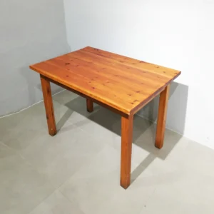 Taula de fusta 110x73x79 cm de segona mà a cabauoportunitats.com