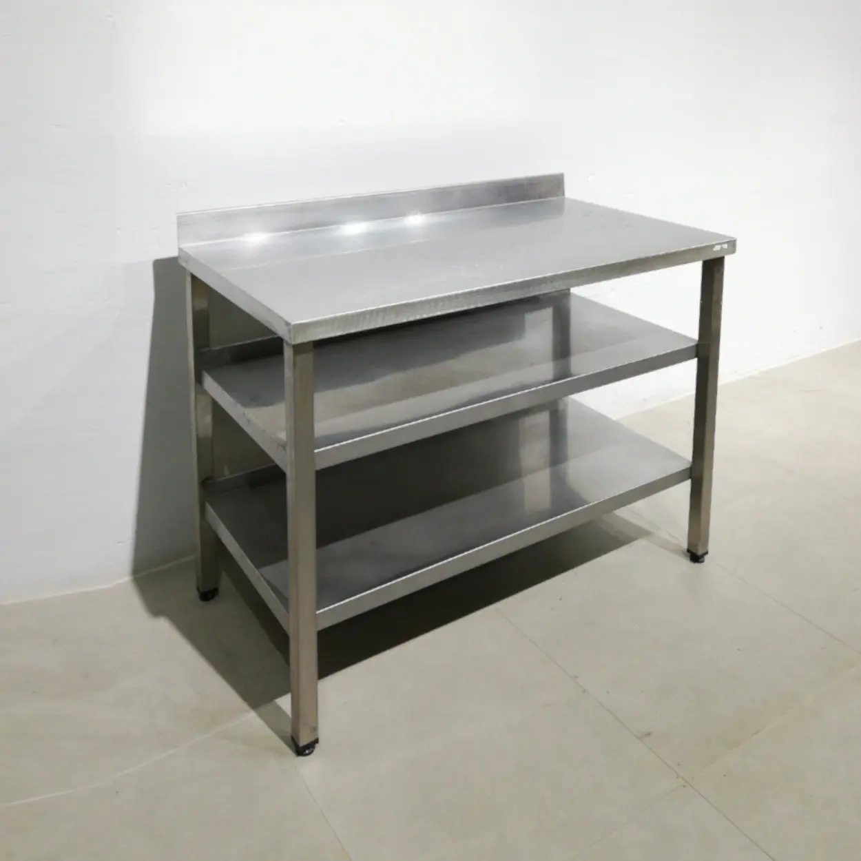Taula d'acer inoxidable de segona mà (120x65x92 cm) en venda a cabauoportunitats.com