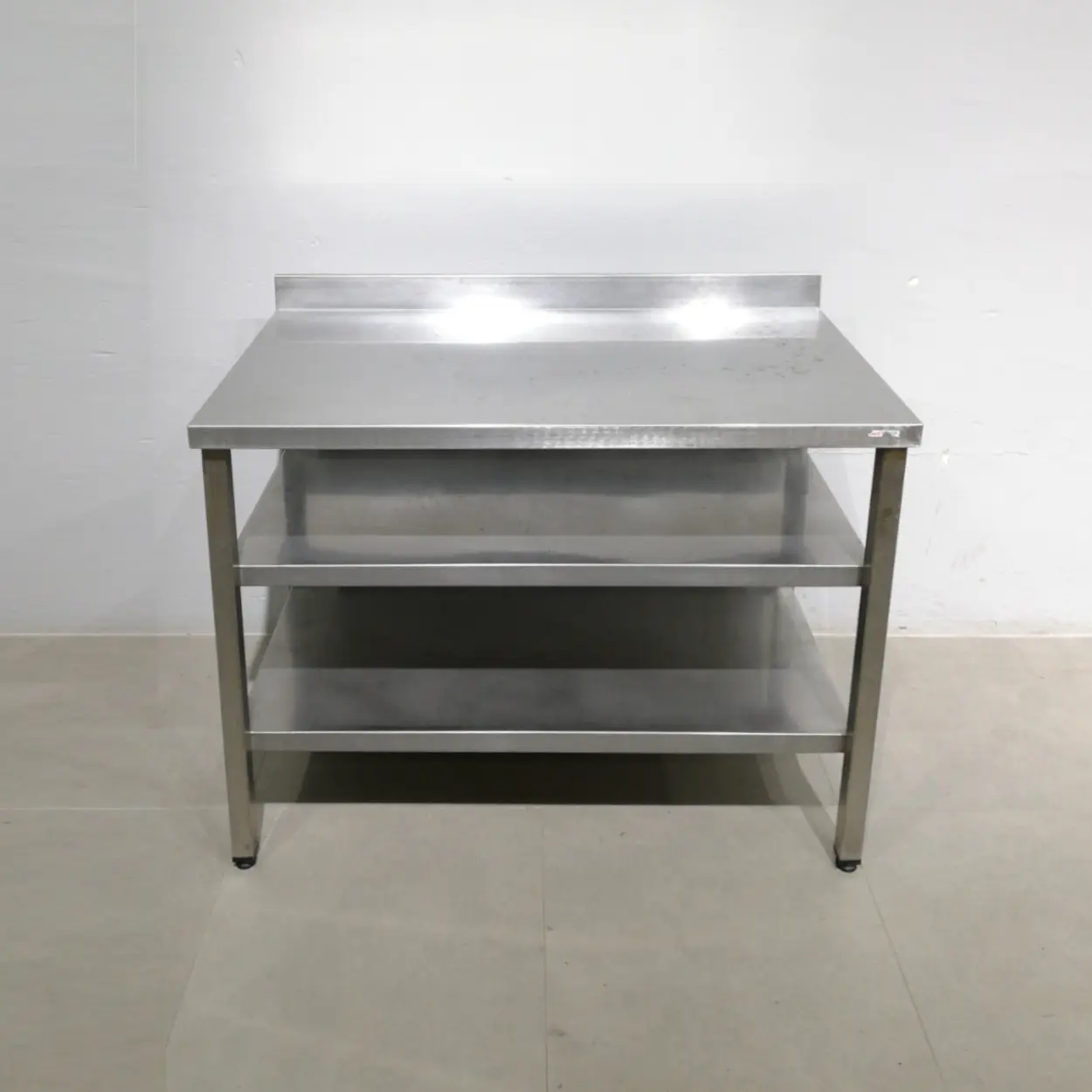 Taula d'acer inoxidable de segona mà (120x65x92 cm) en venda a cabauoportunitats.com