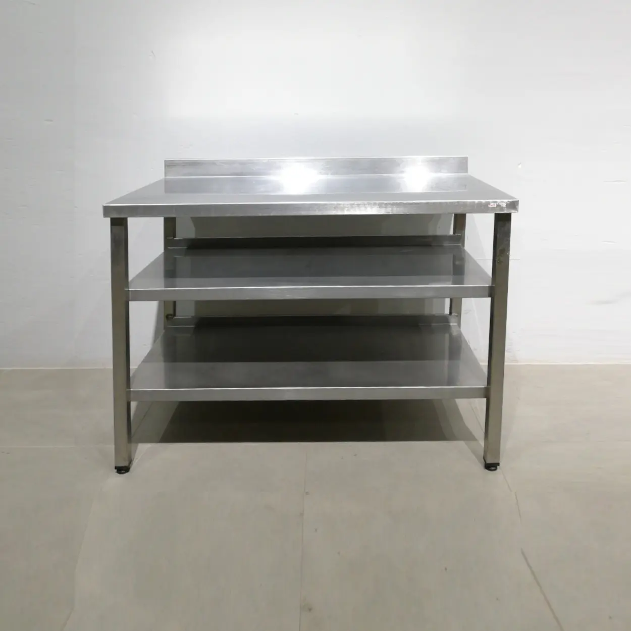 Taula d'acer inoxidable de segona mà (120x65x92 cm) en venda a cabauoportunitats.com