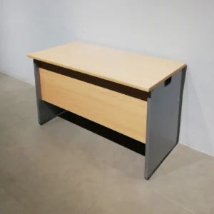 Escritorio de melamina de segunda mano en venta en cabauoportunitats.com