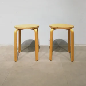 Lot de 4 tamborets de fusta de segona mà en venda a cabauoportunitats.com