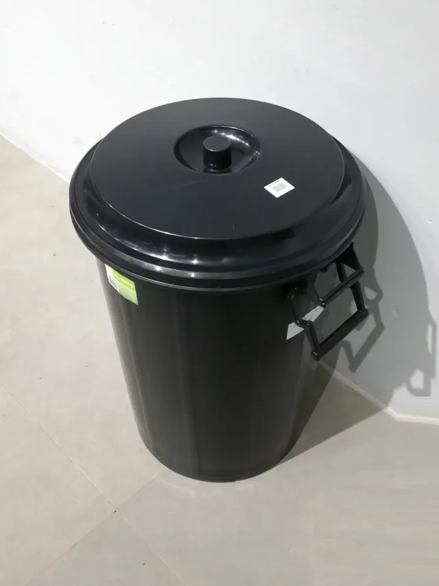 Cubell de brossa de 100 litres de segona mà procedent d'un final d'estoc en venda a cabauoportunitats.com