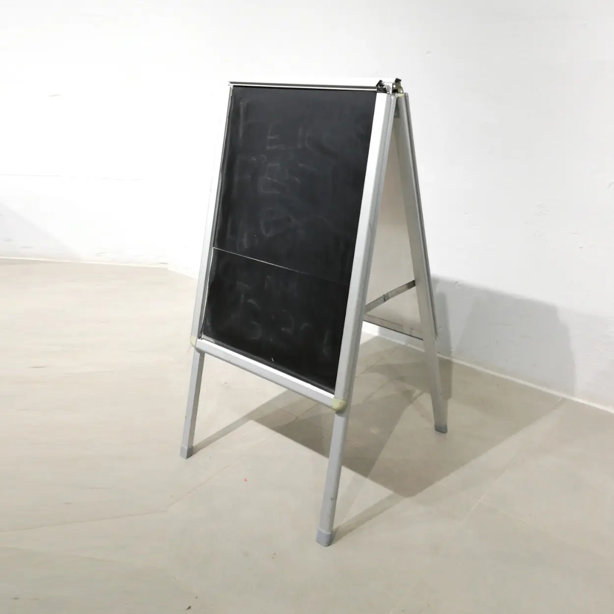 Pizarra con patas de doble cara de segunda mano en venta en cabauoportunitats.com