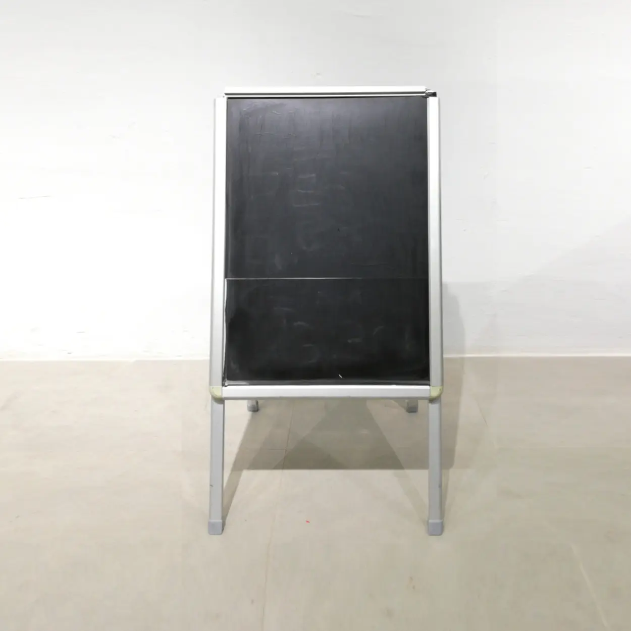 Pizarra con patas de doble cara de segunda mano en venta en cabauoportunitats.com