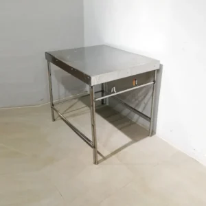 Taula d'acer inoxidable 101x81x89cm de segona mà en bon estat en venda a cabauoportunitats.com