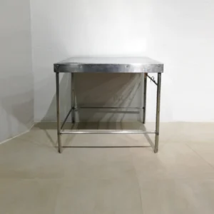 Taula d'acer inoxidable 101x81x89cm de segona mà en bon estat en venda a cabauoportunitats.com