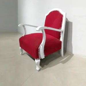 Sillón antiguo de terciopelo rojo pintado de blanco de segunda mano.