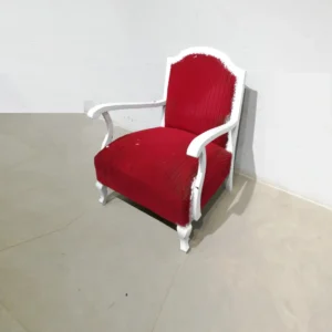 Sillón antiguo de terciopelo rojo pintado de blanco de segunda mano.