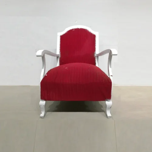 Sillón antiguo de terciopelo rojo pintado de blanco de segunda mano.