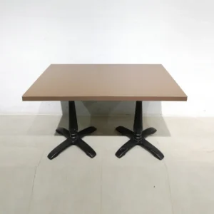 Mesa de comedor con patas centrales y base de melamina de 130x80x76 cm en venta en cabauoportunitats.com