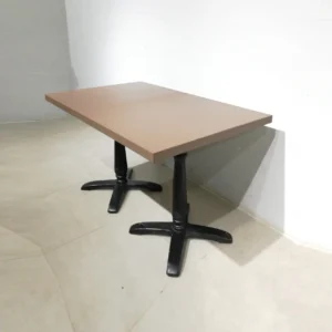 Mesa de comedor con patas centrales y base de melamina de 130x80x76 cm en venta en cabauoportunitats.com