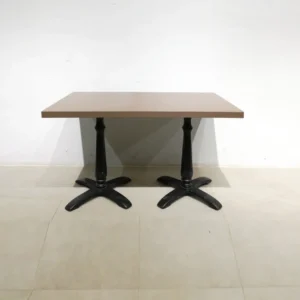 Mesa de comedor con patas centrales y base de melamina de 130x80x76 cm en venta en cabauoportunitats.com