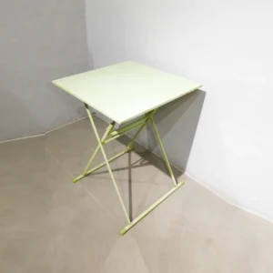 Taula metàl·lica plegable de color groc i violeta de segona mà en venda a cabauoportunitats.com
