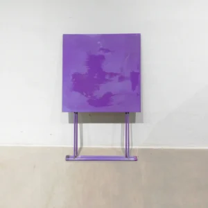 Taula metàl·lica plegable de color groc i violeta de segona mà en venda a cabauoportunitats.com